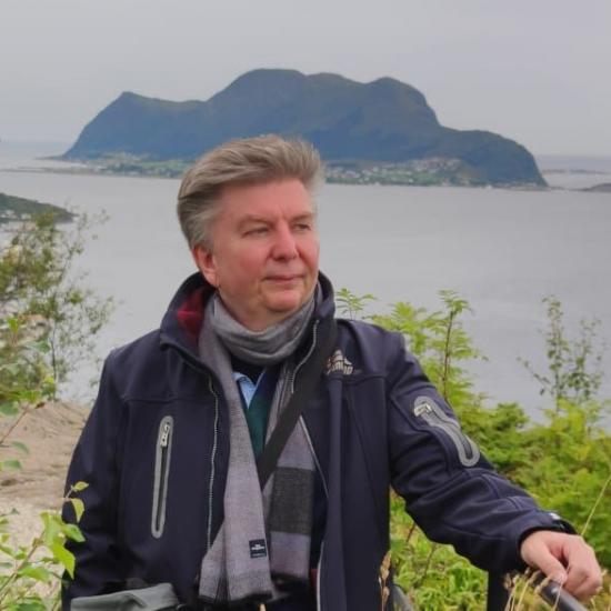 Der Autor steht in der Natur und schaut in die Ferne
